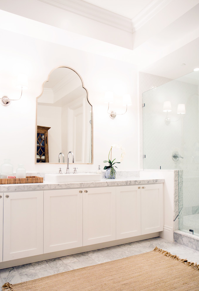 Cette photo montre une grande salle de bain chic avec une baignoire indépendante et un mur blanc.