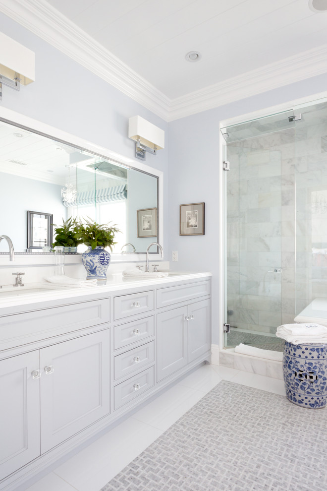 Imagen de cuarto de baño marinero con armarios con rebordes decorativos, ducha empotrada, baldosas y/o azulejos blancos, paredes grises y lavabo bajoencimera