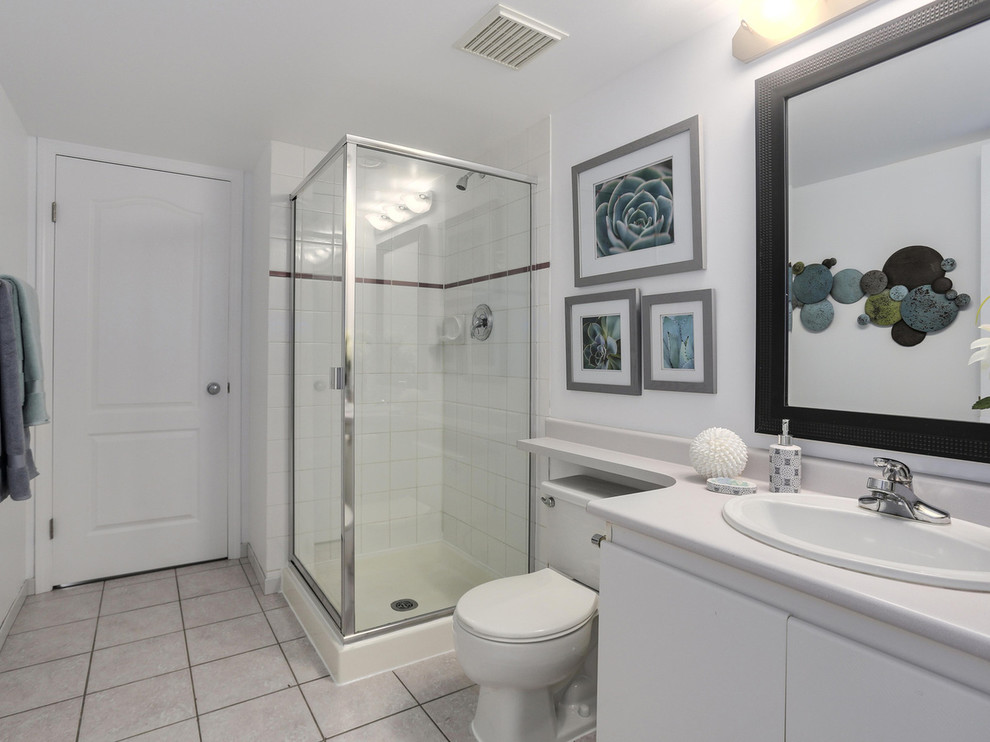 Idéer för mellanstora funkis badrum med dusch, med släta luckor, vita skåp, en hörndusch, en toalettstol med separat cisternkåpa, vita väggar, klinkergolv i keramik, ett nedsänkt handfat och laminatbänkskiva