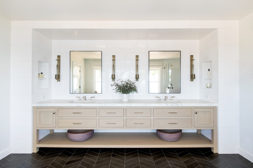 ロサンゼルスにあるビーチスタイルのおしゃれな浴室 (ベージュのキャビネット、白い壁、アンダーカウンター洗面器、白い洗面カウンター、黒い床、フラットパネル扉のキャビネット) の写真