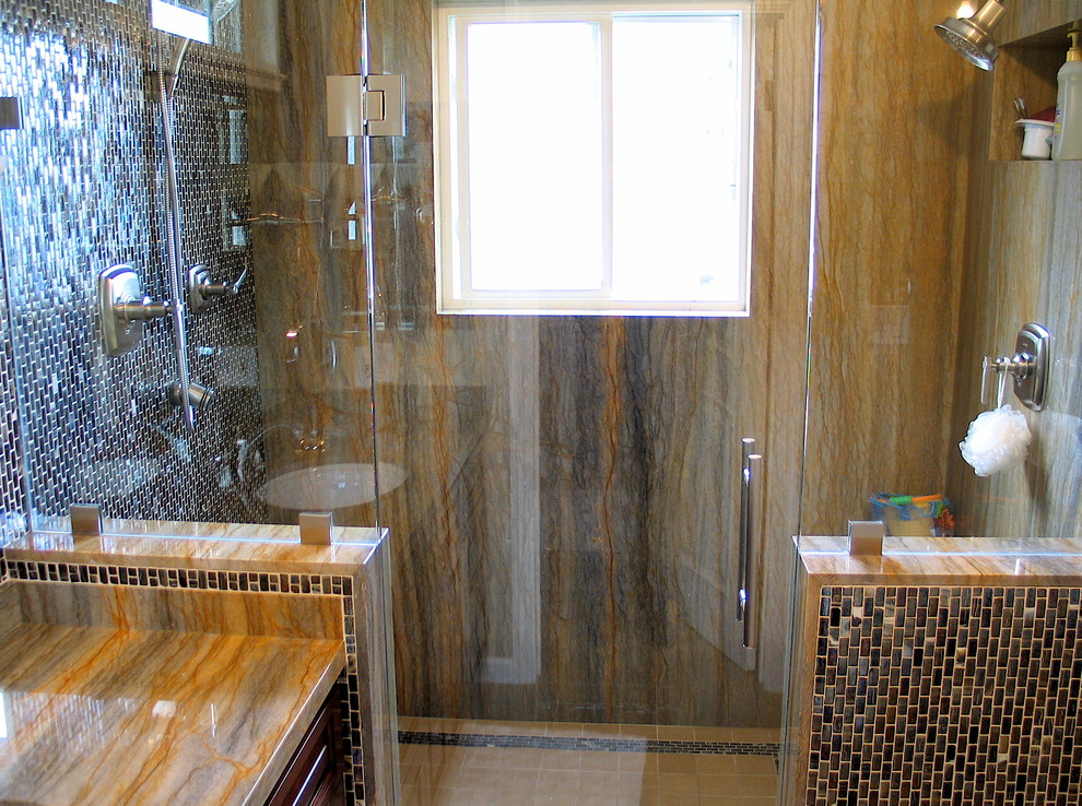 Idée de décoration pour une douche en alcôve principale bohème en bois brun de taille moyenne avec un lavabo encastré, un placard avec porte à panneau surélevé, un plan de toilette en quartz, un carrelage multicolore, mosaïque, un mur beige et un sol en carrelage de porcelaine.