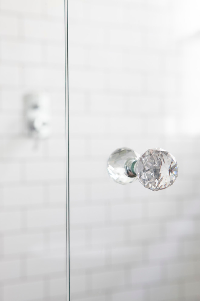 Esempio di una stanza da bagno tradizionale di medie dimensioni con lavabo a bacinella, ante lisce, ante bianche, top in marmo, piastrelle bianche, piastrelle diamantate e pareti bianche