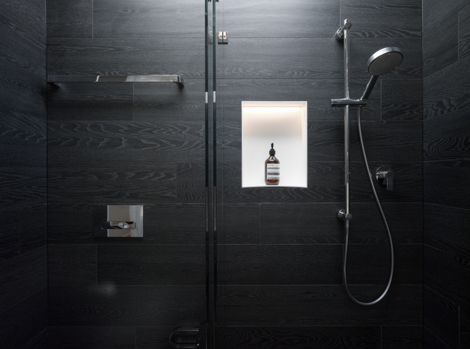 Immagine di una stanza da bagno minimalista con zona vasca/doccia separata, piastrelle nere e pareti nere