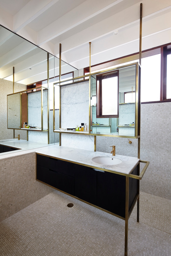 Esempio di una stanza da bagno padronale design di medie dimensioni con lavabo sottopiano, ante lisce, ante nere, top in marmo, doccia a filo pavimento, WC sospeso, piastrelle grigie e pavimento con piastrelle a mosaico