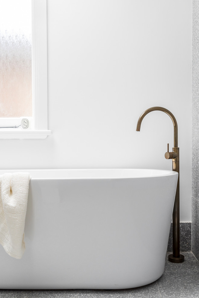 Mittelgroßes Modernes Badezimmer mit freistehender Badewanne, grauen Fliesen, Porzellanfliesen, weißer Wandfarbe und Porzellan-Bodenfliesen in Sydney