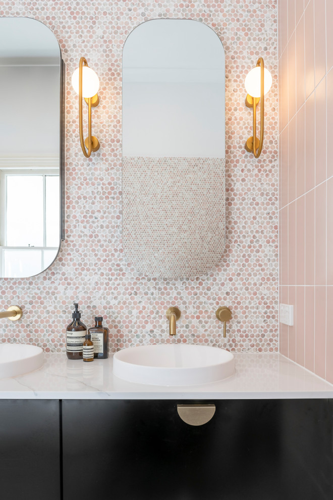 Inredning av ett modernt stort vit vitt en-suite badrum, med möbel-liknande, svarta skåp, ett fristående badkar, en öppen dusch, en vägghängd toalettstol, rosa kakel, mosaik, rosa väggar, klinkergolv i keramik, ett fristående handfat, marmorbänkskiva, svart golv och med dusch som är öppen
