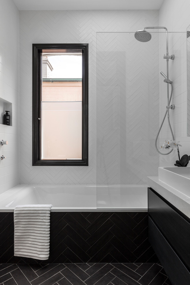Idee per una stanza da bagno con doccia tradizionale di medie dimensioni con consolle stile comò, ante nere, piastrelle bianche, pavimento con piastrelle in ceramica e top in marmo