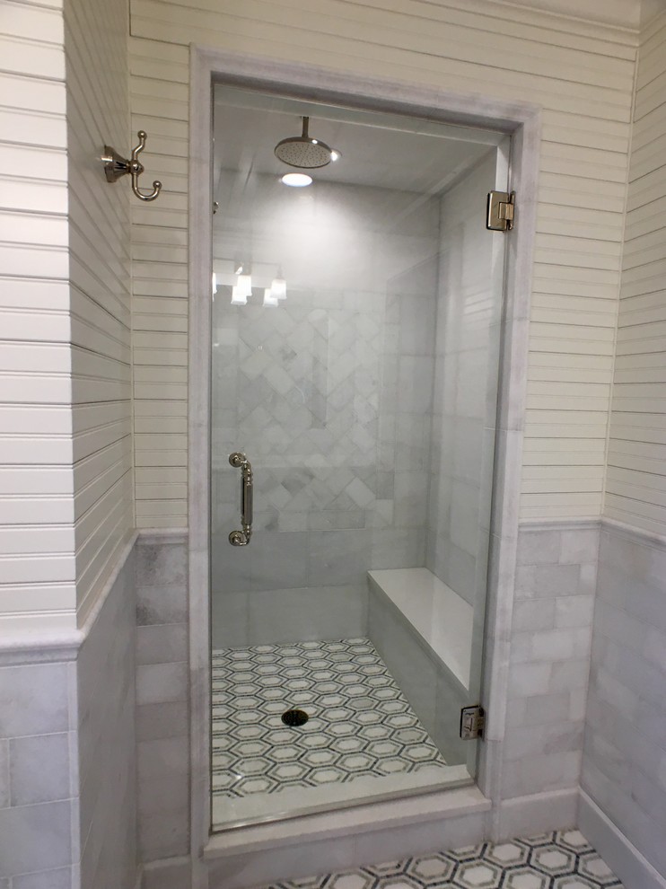 На фото: главная ванная комната среднего размера в классическом стиле с унитазом-моноблоком, белыми стенами, полом из мозаичной плитки, плоскими фасадами, белыми фасадами, душем в нише, черно-белой плиткой, каменной плиткой и столешницей из искусственного кварца