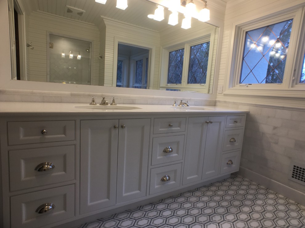 Пример оригинального дизайна: главная ванная комната среднего размера в классическом стиле с унитазом-моноблоком, разноцветной плиткой, мраморной плиткой, белыми стенами, мраморным полом, врезной раковиной, плоскими фасадами, белыми фасадами, душем в нише и столешницей из кварцита