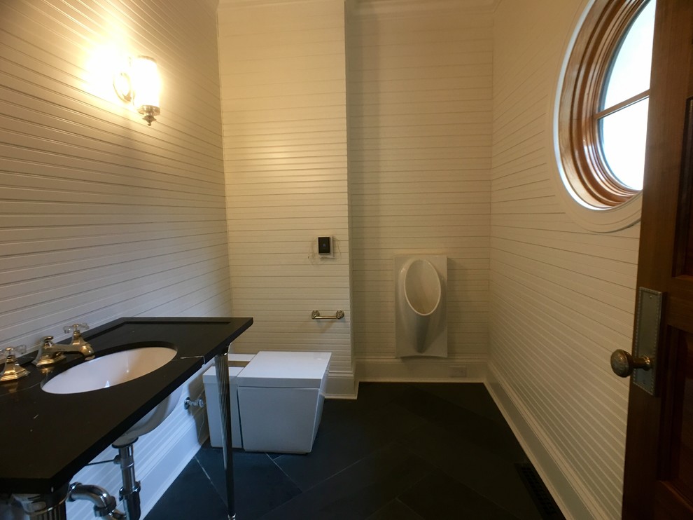 Idee per una stanza da bagno con doccia tradizionale di medie dimensioni con WC monopezzo, piastrelle grigie, piastrelle in ardesia, pareti bianche, pavimento in ardesia, lavabo sottopiano e top in onice