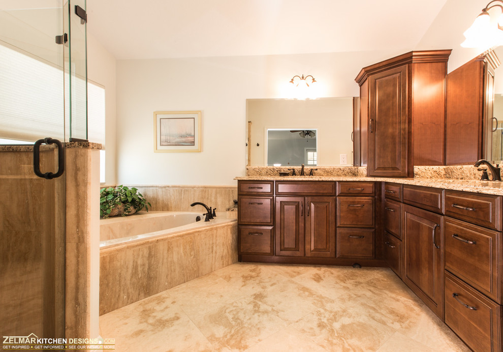 Exempel på ett mellanstort klassiskt en-suite badrum, med ett undermonterad handfat, luckor med upphöjd panel, bruna skåp, granitbänkskiva, en öppen dusch, beige kakel, stenkakel, beige väggar och travertin golv