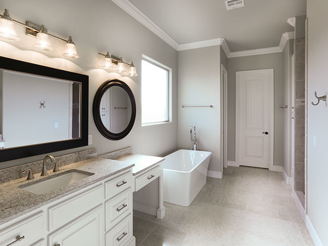 Großes Klassisches Badezimmer En Suite mit weißen Schränken, freistehender Badewanne, beiger Wandfarbe, profilierten Schrankfronten, Unterbauwaschbecken, Quarzwerkstein-Waschtisch und grauem Boden in Oklahoma City