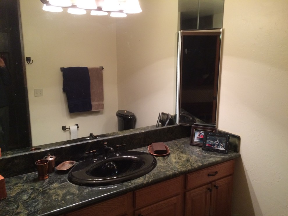 Exempel på ett mellanstort klassiskt badrum med dusch, med luckor med upphöjd panel, skåp i mellenmörkt trä, beige väggar, ett nedsänkt handfat och granitbänkskiva