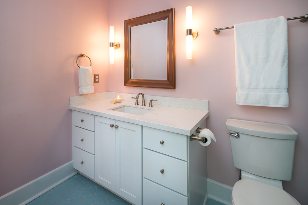 На фото: маленькая детская ванная комната в стиле неоклассика (современная классика) с врезной раковиной, белыми фасадами, столешницей из искусственного кварца, раздельным унитазом, белой плиткой, керамической плиткой, розовыми стенами, полом из керамической плитки и фасадами с утопленной филенкой для на участке и в саду с