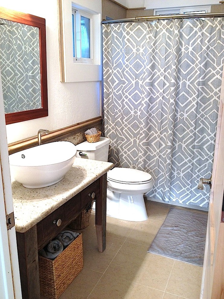 Exempel på ett litet maritimt en-suite badrum, med möbel-liknande, grå skåp, en dusch i en alkov, en toalettstol med separat cisternkåpa, kakel i småsten, vita väggar, travertin golv, ett fristående handfat, granitbänkskiva, beiget golv och dusch med duschdraperi