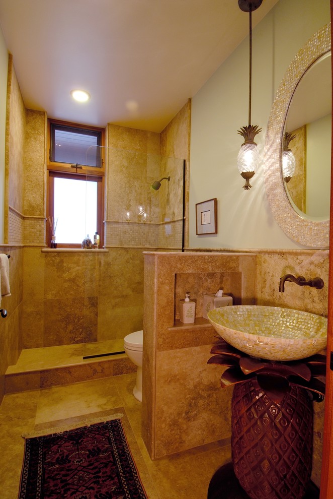 Immagine di una stanza da bagno tropicale con doccia aperta, lavabo a bacinella e doccia aperta