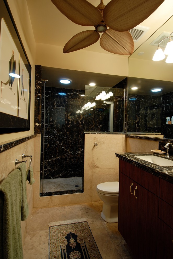 ハワイにあるトロピカルスタイルのおしゃれな浴室 (アンダーカウンター洗面器) の写真