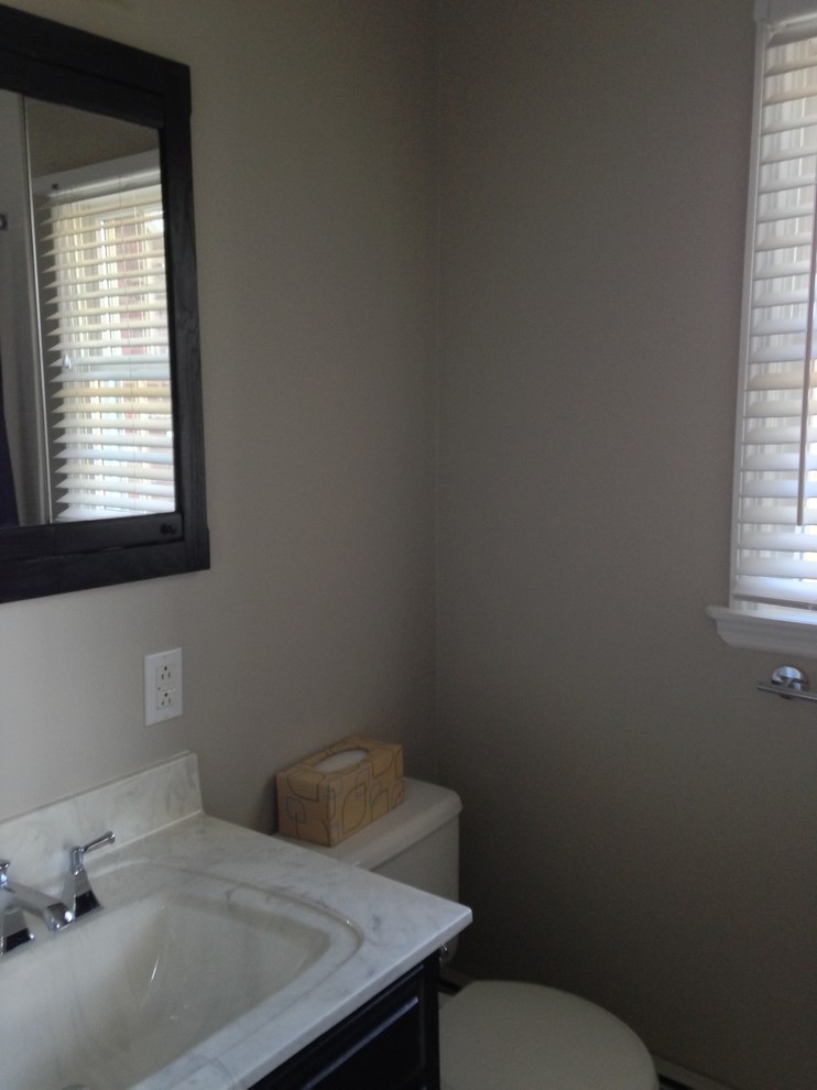 Ejemplo de cuarto de baño tradicional renovado pequeño con puertas de armario negras, baldosas y/o azulejos de cerámica y paredes grises