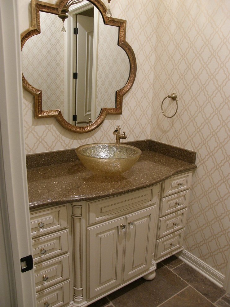 Diseño de cuarto de baño tradicional de tamaño medio con armarios con paneles con relieve, puertas de armario blancas, lavabo sobreencimera, encimera de cuarzo compacto, paredes beige y aseo y ducha
