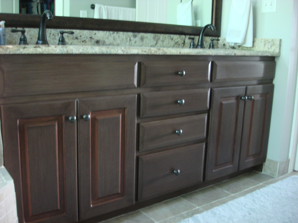Bild på ett mellanstort vintage beige beige en-suite badrum, med grått golv, bruna skåp, luckor med upphöjd panel, beige väggar, klinkergolv i keramik och granitbänkskiva