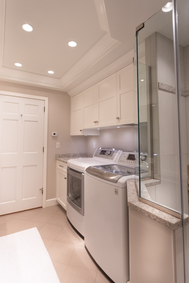 Ejemplo de cuarto de baño clásico renovado con armarios con paneles empotrados, puertas de armario blancas y encimera de cuarzo compacto