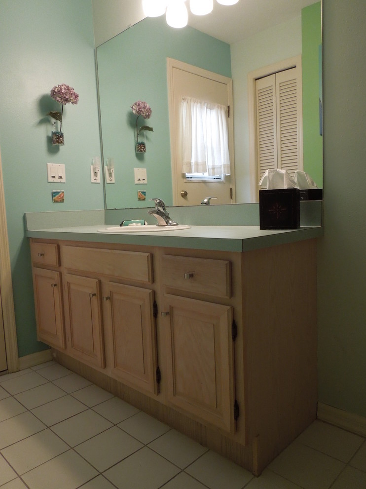 Immagine di una piccola stanza da bagno per bambini tropicale con top in laminato e ante con bugna sagomata
