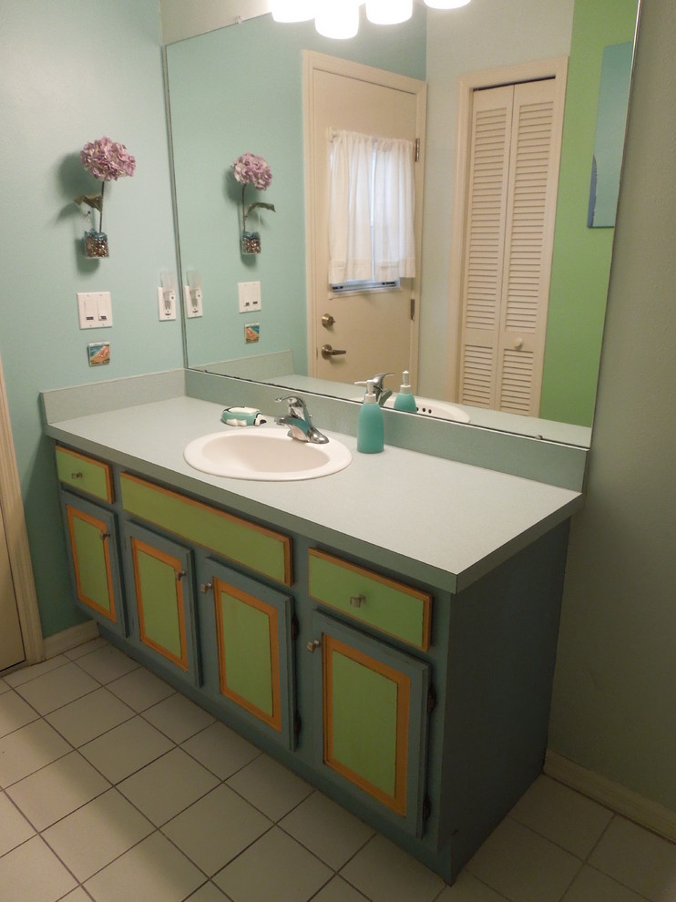 Ejemplo de cuarto de baño infantil tropical pequeño con encimera de laminado y armarios con paneles con relieve