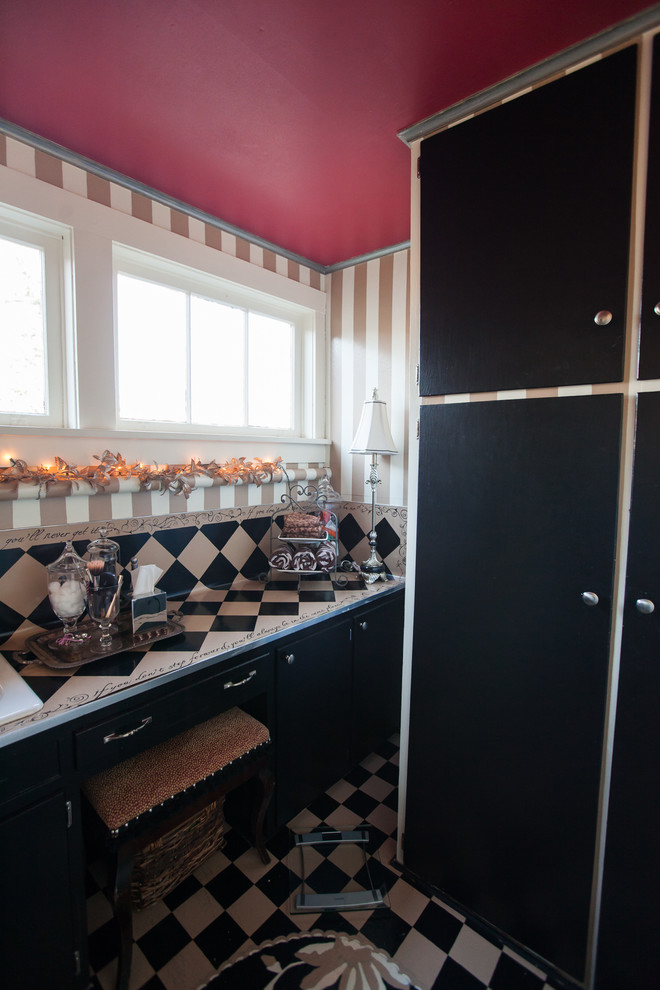 Foto på ett mellanstort eklektiskt flerfärgad badrum med dusch, med ett nedsänkt handfat, släta luckor, svarta skåp, laminatbänkskiva, en dubbeldusch, en toalettstol med separat cisternkåpa, svart kakel, stenkakel, flerfärgade väggar, linoleumgolv och flerfärgat golv
