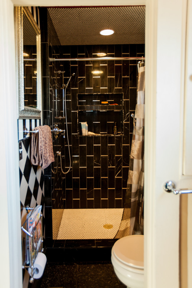 Eklektisk inredning av ett mellanstort flerfärgad flerfärgat badrum med dusch, med ett nedsänkt handfat, släta luckor, svarta skåp, laminatbänkskiva, en dubbeldusch, en toalettstol med separat cisternkåpa, svart kakel, flerfärgade väggar, linoleumgolv, marmorkakel och flerfärgat golv