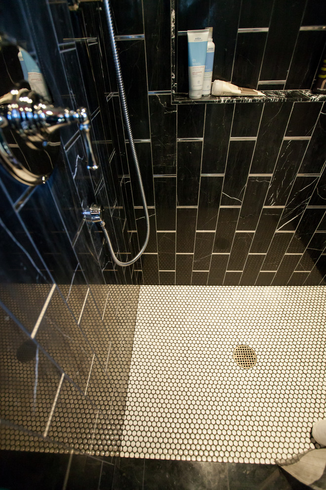 Bild på ett mellanstort eklektiskt flerfärgad flerfärgat badrum med dusch, med ett nedsänkt handfat, släta luckor, svarta skåp, laminatbänkskiva, en dubbeldusch, en toalettstol med separat cisternkåpa, svart kakel, flerfärgade väggar, linoleumgolv, flerfärgat golv och marmorkakel