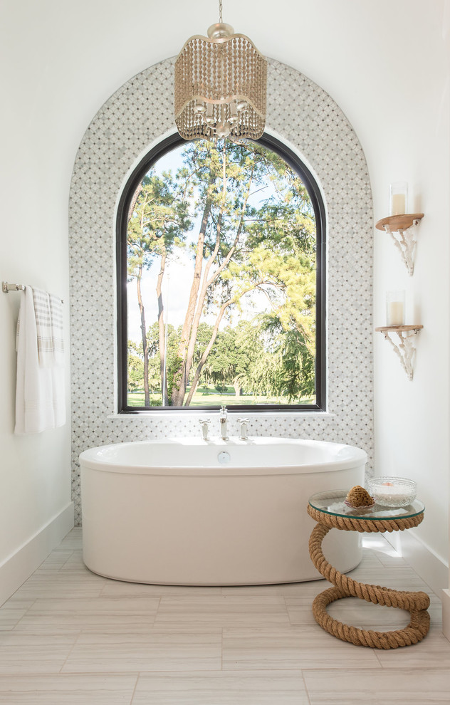 Foto di una grande stanza da bagno padronale stile marino con vasca freestanding, piastrelle multicolore, pareti bianche, pavimento con piastrelle in ceramica e pavimento beige