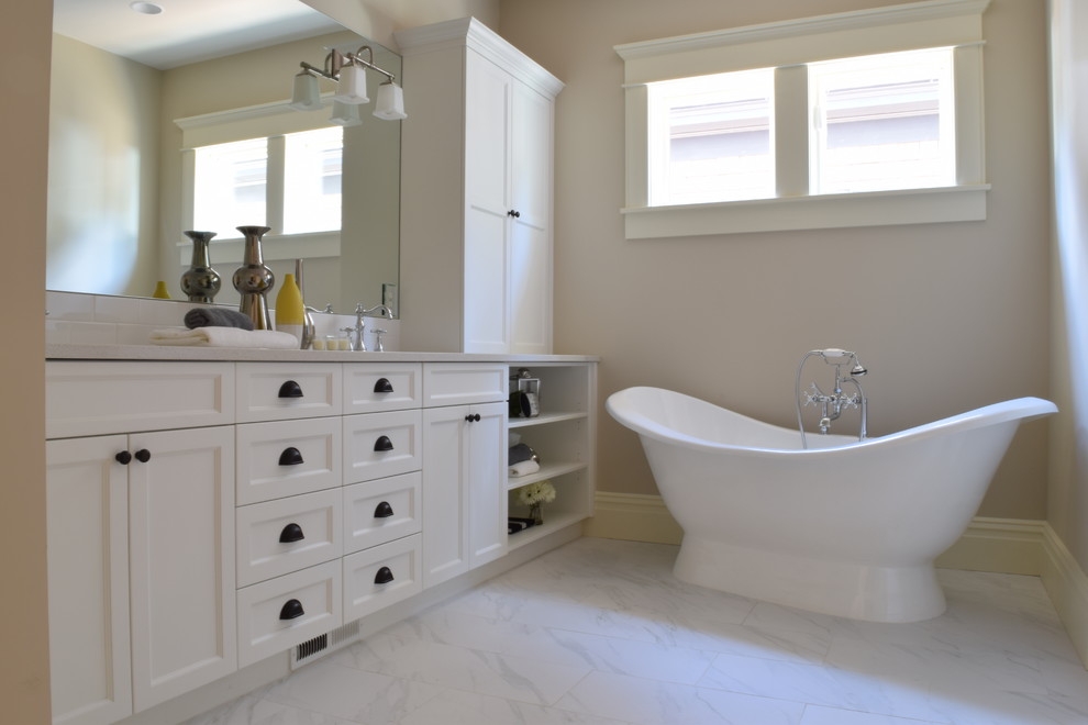 Свежая идея для дизайна: главная ванная комната среднего размера в классическом стиле с фасадами с утопленной филенкой, белыми фасадами, отдельно стоящей ванной, белой плиткой, плиткой кабанчик, бежевыми стенами и мраморным полом - отличное фото интерьера