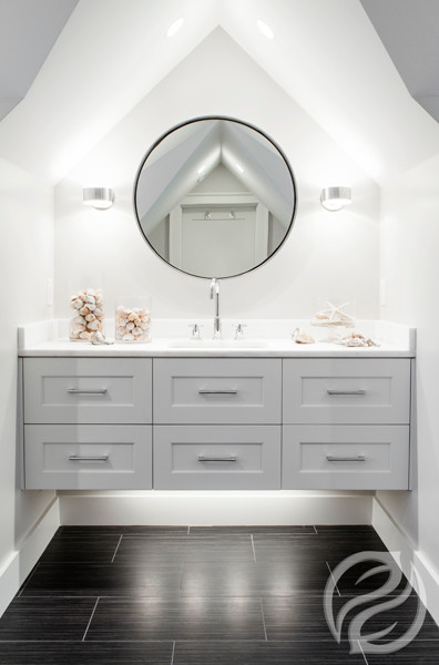Modelo de cuarto de baño marinero con armarios estilo shaker, puertas de armario blancas, paredes blancas, suelo negro y encimeras blancas