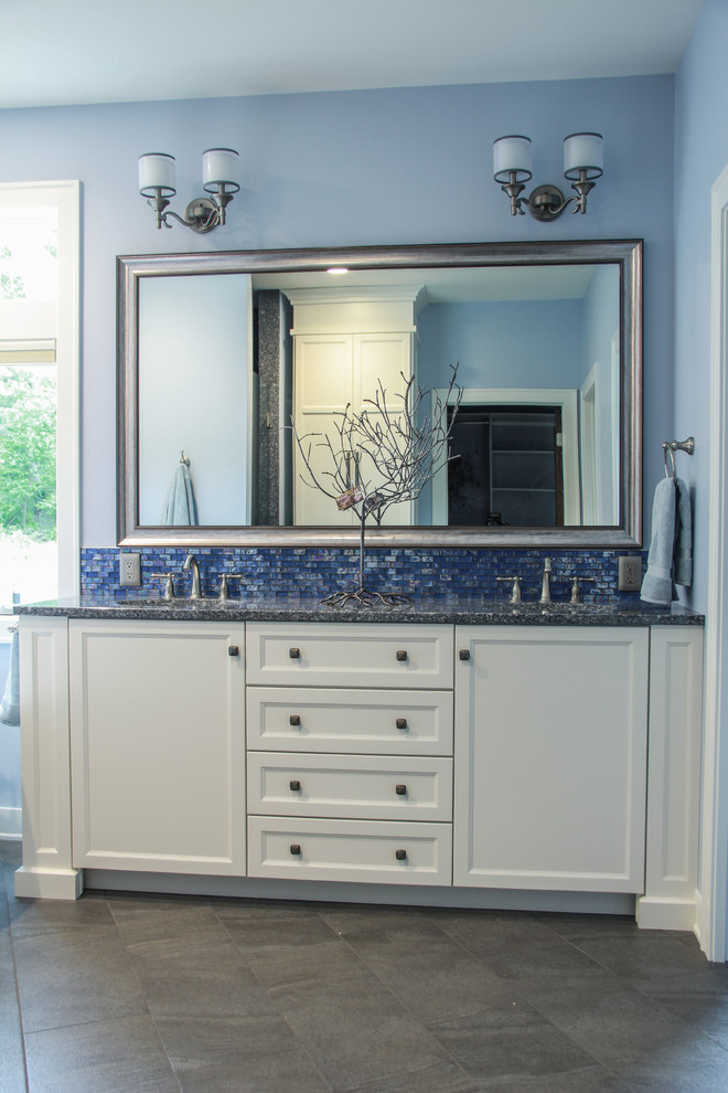 Пример оригинального дизайна: главная ванная комната среднего размера в стиле неоклассика (современная классика) с фасадами в стиле шейкер, белыми фасадами, синей плиткой, стеклянной плиткой, синими стенами, полом из цементной плитки, врезной раковиной и столешницей из гранита