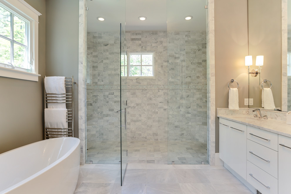Immagine di una stanza da bagno padronale chic con lavabo a colonna, vasca freestanding, doccia doppia, pistrelle in bianco e nero e piastrelle in pietra