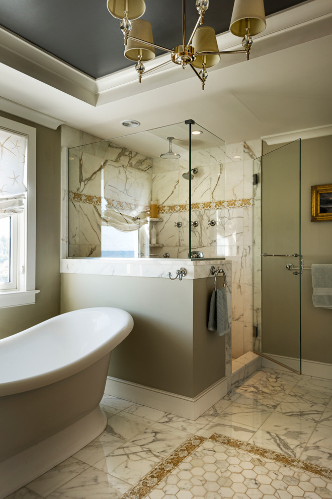 Cette photo montre une salle de bain principale tendance de taille moyenne avec une baignoire indépendante, une douche d'angle, un mur beige, un carrelage gris, un carrelage blanc, du carrelage en marbre, un sol en marbre, un sol gris et une cabine de douche à porte battante.