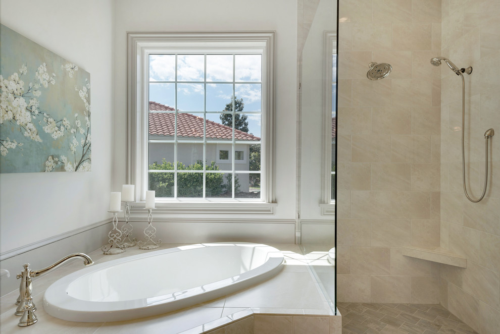 Exempel på ett stort klassiskt en-suite badrum, med luckor med infälld panel, vita skåp, ett hörnbadkar, en hörndusch, vit kakel, stenhäll, vita väggar, klinkergolv i keramik, ett undermonterad handfat och marmorbänkskiva