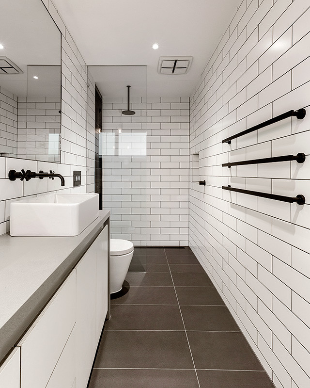 На фото: ванная комната в современном стиле с белыми фасадами, черно-белой плиткой и полом из керамической плитки