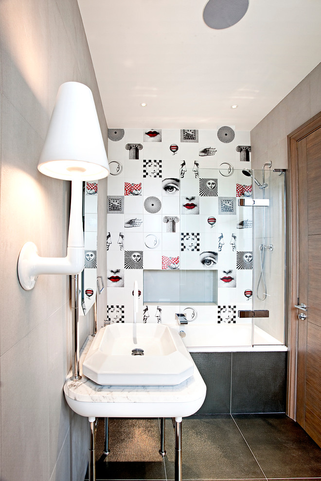 Foto på ett funkis badrum, med ett badkar i en alkov, en dusch/badkar-kombination, flerfärgad kakel och ett fristående handfat
