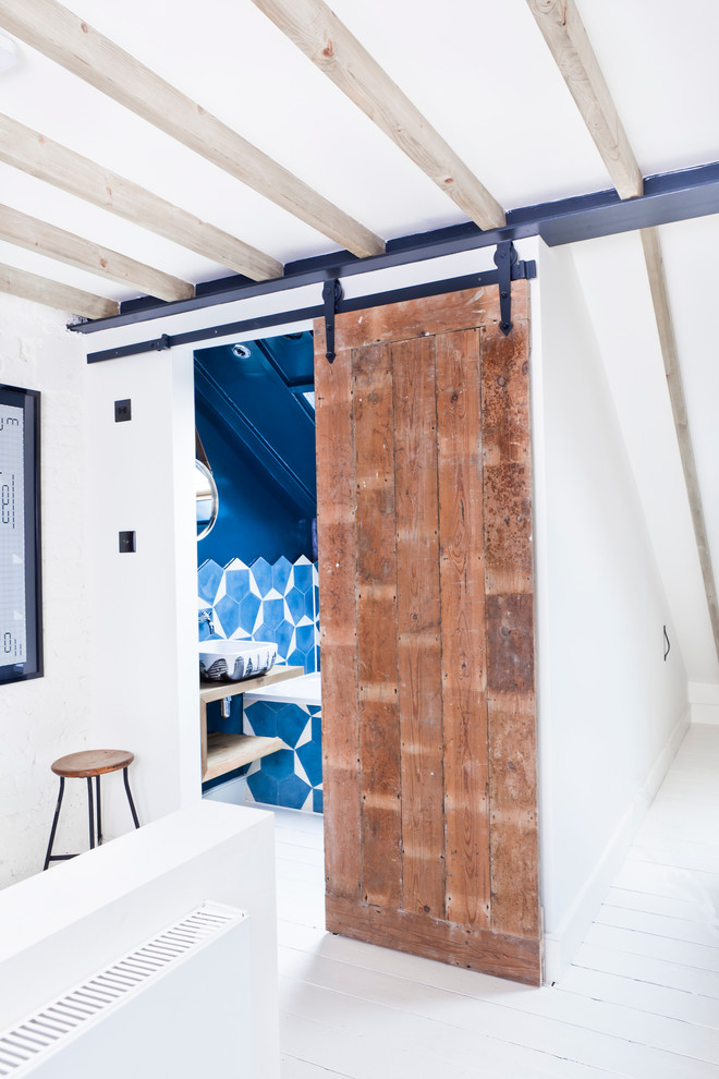 Eklektisches Badezimmer mit blauen Fliesen und Keramikfliesen in London