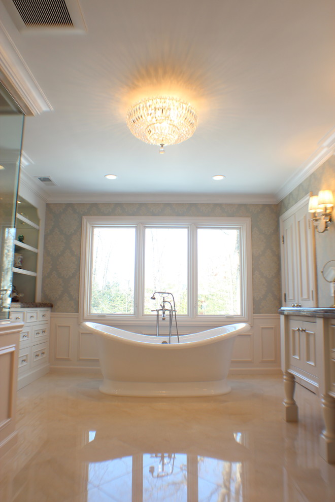 Klassisk inredning av ett mycket stort grå grått en-suite badrum, med vita skåp, marmorbänkskiva, ett fristående badkar, en hörndusch, möbel-liknande, en toalettstol med separat cisternkåpa, flerfärgade väggar, klinkergolv i keramik, beiget golv och dusch med gångjärnsdörr
