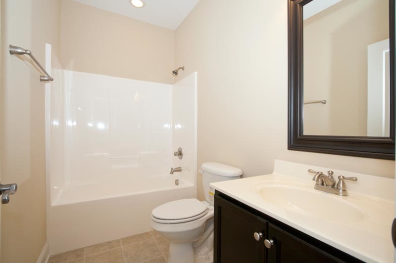 Esempio di una stanza da bagno classica con lavabo integrato e doccia aperta
