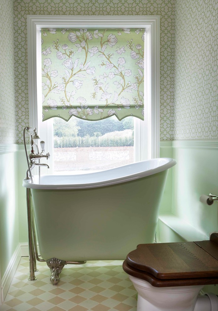 Idéer för små vintage badrum, med ett fristående badkar, en toalettstol med hel cisternkåpa, beige kakel, keramikplattor, gröna väggar och klinkergolv i keramik