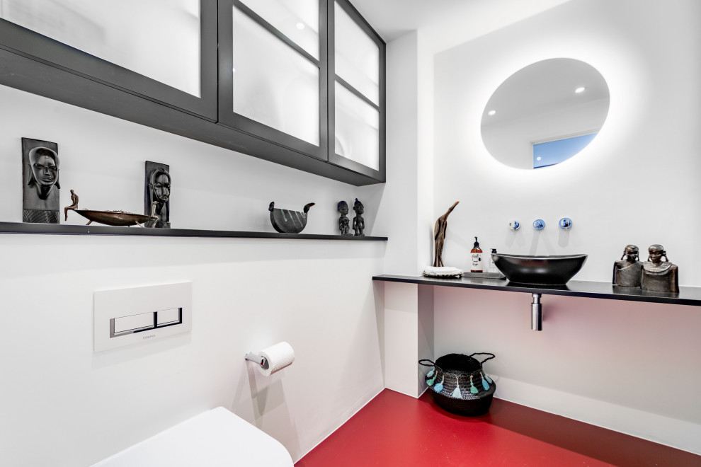 Свежая идея для дизайна: маленькая ванная комната в современном стиле с черными фасадами, унитазом-моноблоком, столешницей из дерева, красным полом, черной столешницей, тумбой под одну раковину и подвесной тумбой для на участке и в саду - отличное фото интерьера