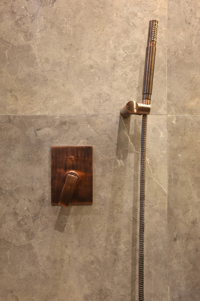 Cette photo montre une salle d'eau tendance en bois brun de taille moyenne avec un placard à porte persienne, WC séparés, un carrelage gris, un carrelage de pierre, un mur gris, un sol en carrelage de céramique et un plan de toilette en carrelage.