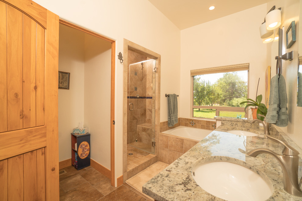 Cette photo montre une salle de bain principale sud-ouest américain en bois brun de taille moyenne avec une baignoire en alcôve, un espace douche bain, un carrelage multicolore, des carreaux de céramique, un mur beige, un sol en carrelage de céramique, un lavabo encastré, un plan de toilette en granite, un sol beige, une cabine de douche à porte battante, un plan de toilette multicolore, un placard avec porte à panneau surélevé, WC à poser, des toilettes cachées, meuble double vasque et meuble-lavabo encastré.