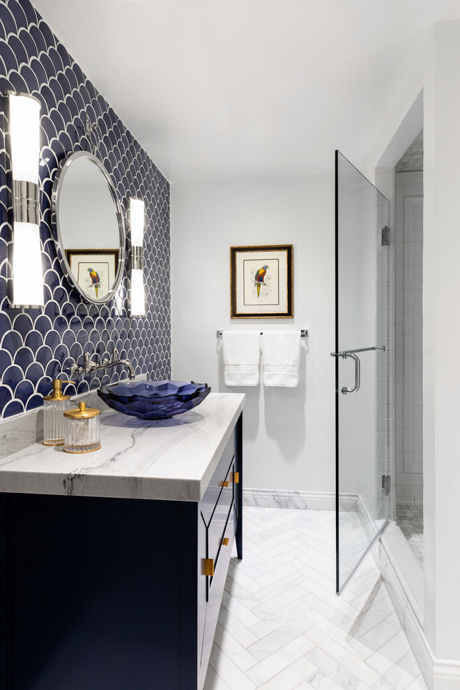 Источник вдохновения для домашнего уюта: маленькая ванная комната в современном стиле с синими фасадами, душем в нише, белой плиткой, керамической плиткой, мраморным полом, душевой кабиной, монолитной раковиной, мраморной столешницей, душем с распашными дверями, белой столешницей, белыми стенами, серым полом и плоскими фасадами для на участке и в саду