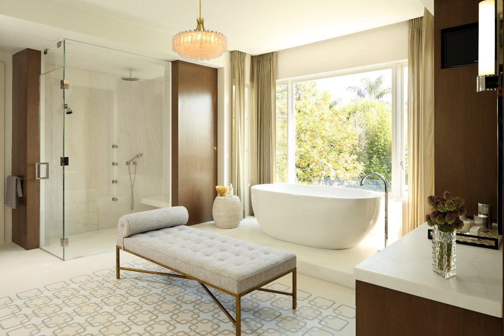 Cette image montre une salle de bain principale design avec une baignoire indépendante, une douche à l'italienne, un carrelage beige et un mur beige.