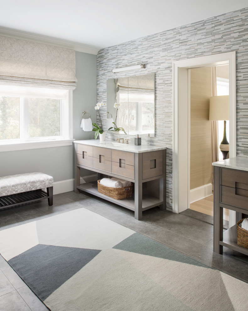 Exempel på ett stort klassiskt vit vitt en-suite badrum, med skåp i mellenmörkt trä, grå kakel, stickkakel, grå väggar, ett undermonterad handfat, grått golv, klinkergolv i porslin, marmorbänkskiva och släta luckor