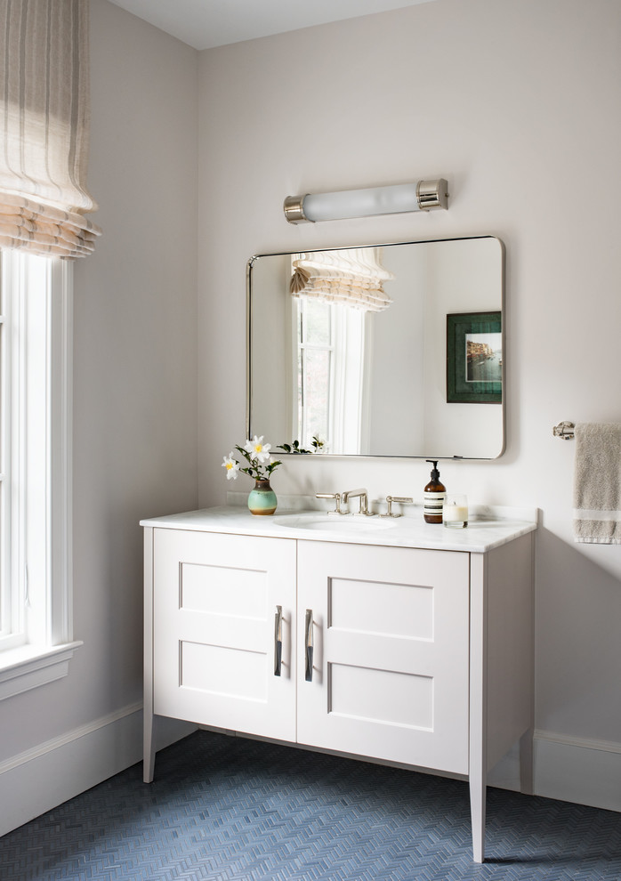 Idee per una stanza da bagno chic di medie dimensioni con ante in stile shaker, ante beige, pareti beige, pavimento in ardesia, lavabo sottopiano, top in marmo, pavimento grigio e top bianco